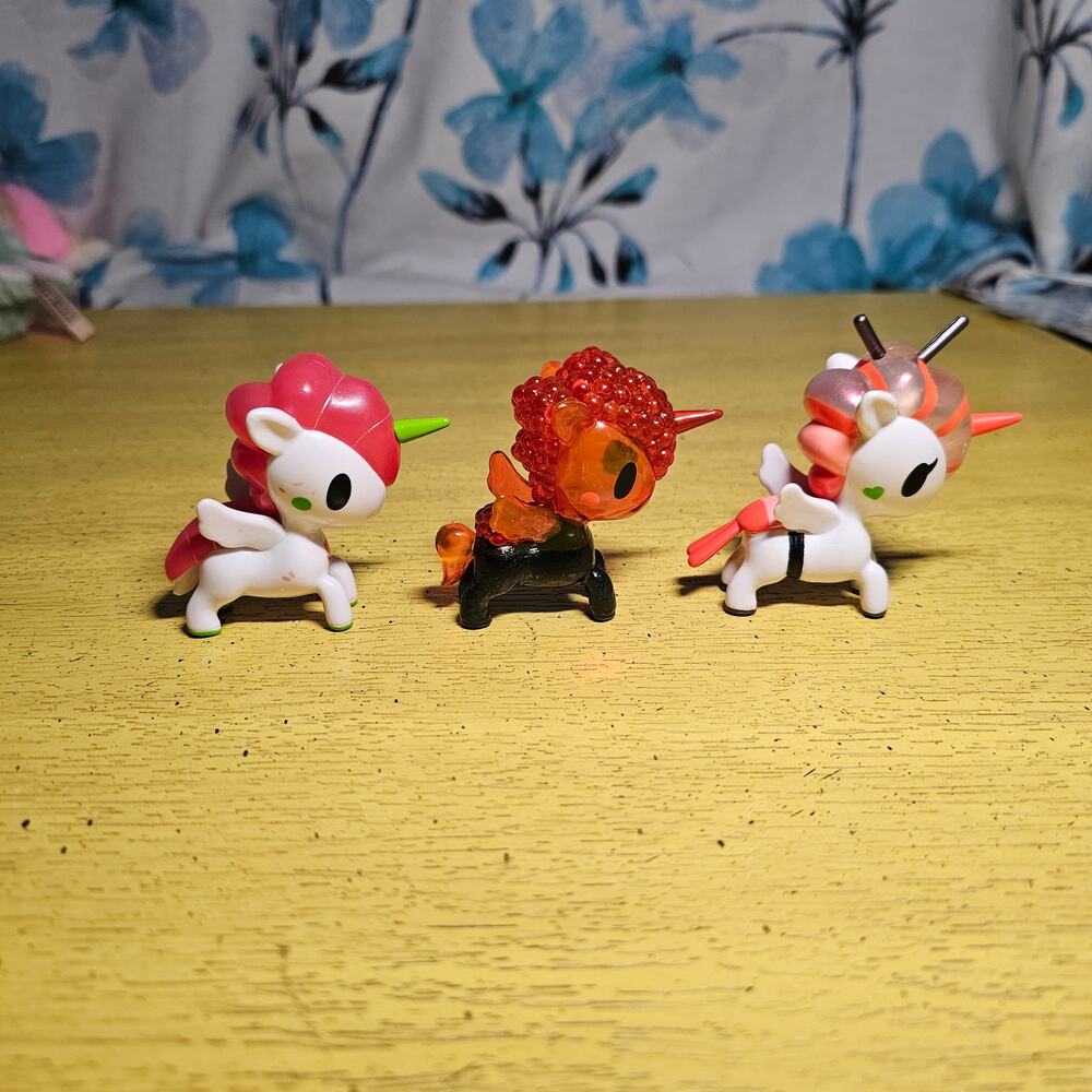 Tokidoki sushicorno set of 3 sushi unicornos Collectible Figures Red white